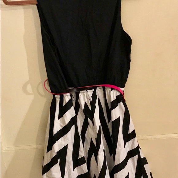 NWT Fun ✨ Blk &White striped geometrically!👗 - Picture 4 of 5